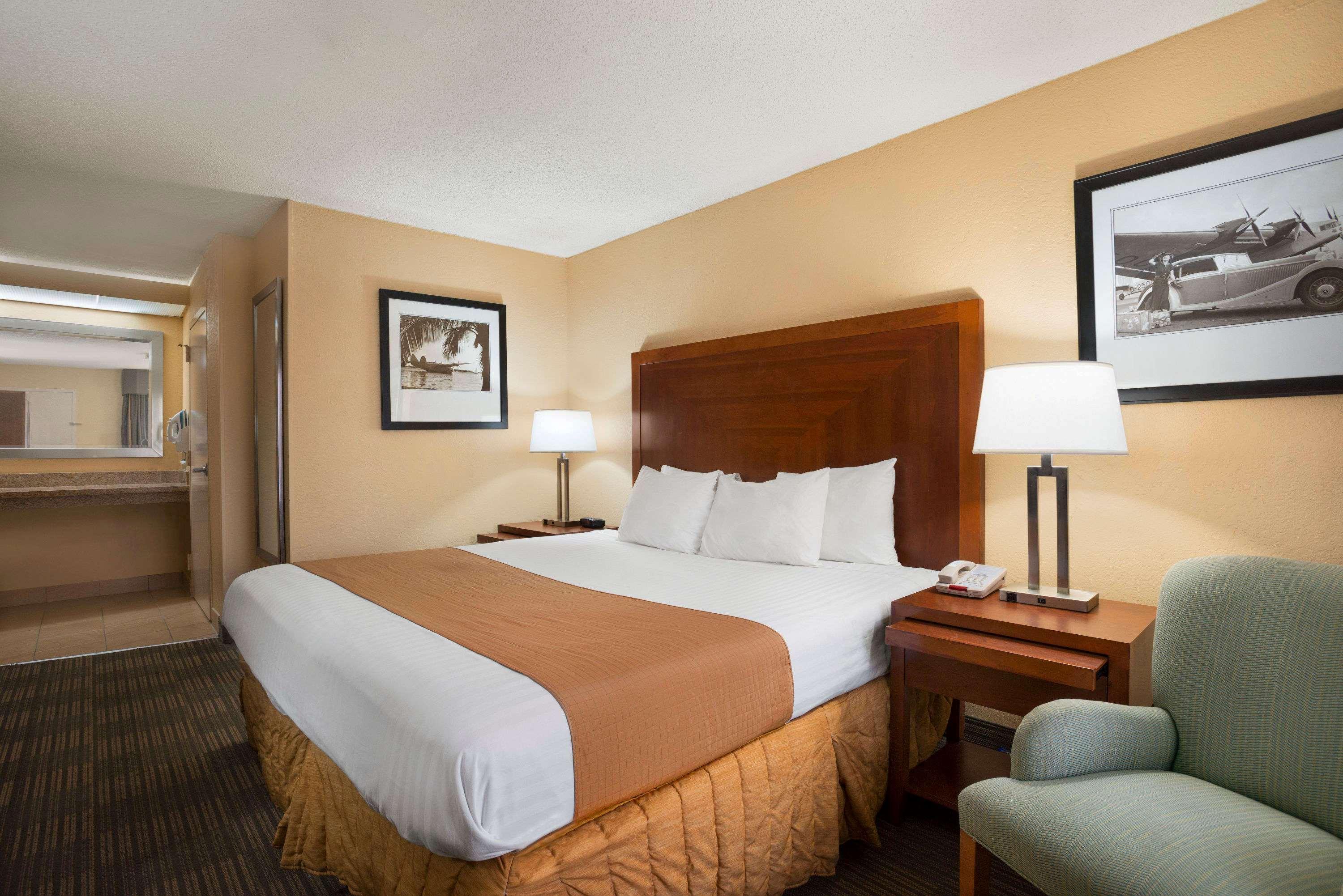 Days Inn By Wyndham Jacksonville Airport Exterior photo